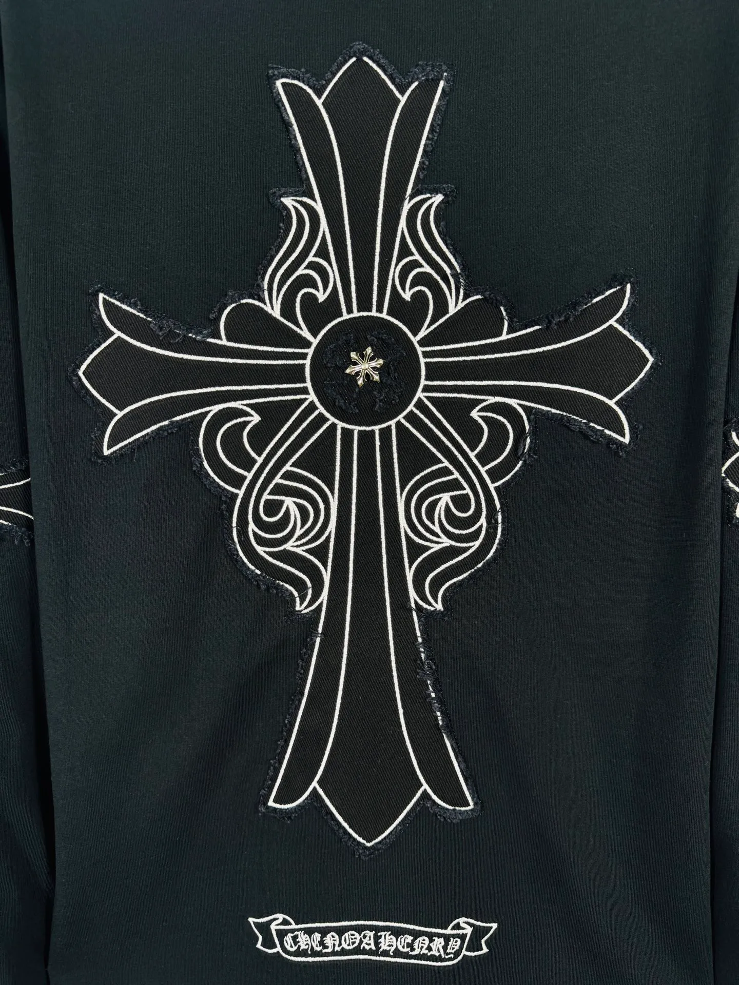 P250 ch high version Chrome Hearts 2025 new autumn and winter cross patch washed spray horse slip long-sleeved T-shirt, fabric: 26 double yarns, 320 grams weight, patch embroidery, heavy wash Printing process: patch embroidery, intercolor spray horse slip process Color: black Size: S M L XL Style number: 5186